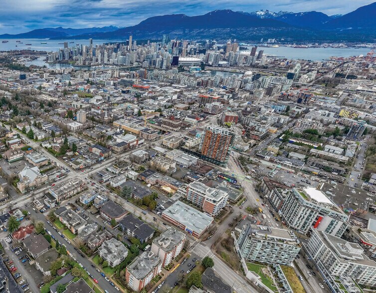 245-265 12th Av E, Vancouver, BC à vendre - Photo de l’immeuble – Image 1 sur 5