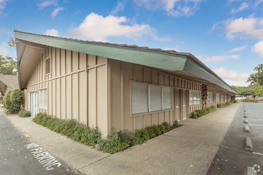 2717 Cottage Way, Sacramento, CA à louer - Photo de l’immeuble – Image 3 sur 9