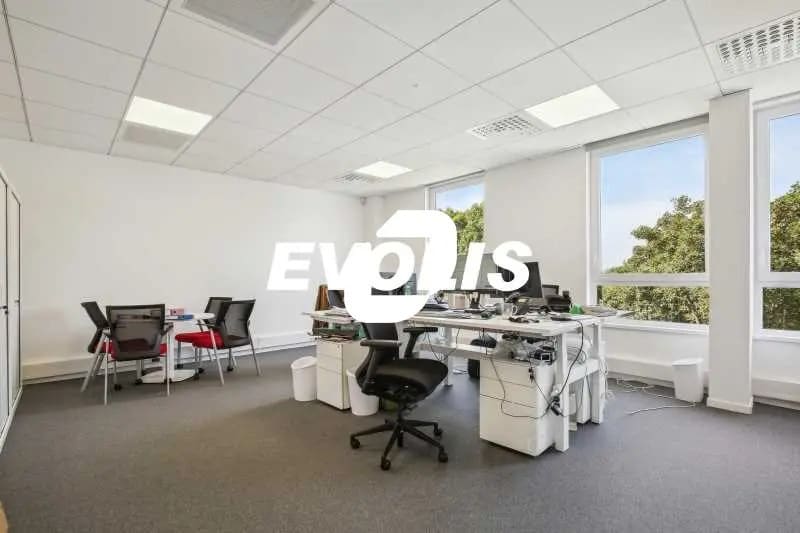 Bureau dans Tremblay-en-France à louer - Photo de l’immeuble – Image 1 sur 13