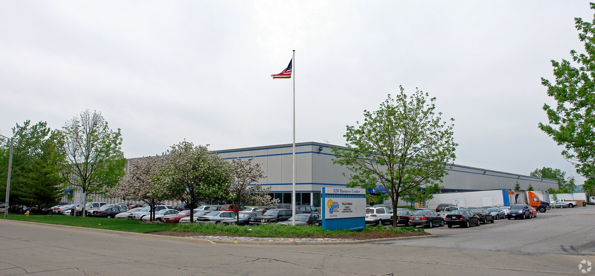 320-360 Industrial Dr, West Chicago, IL à louer Photo de l’immeuble– Image 1 sur 3
