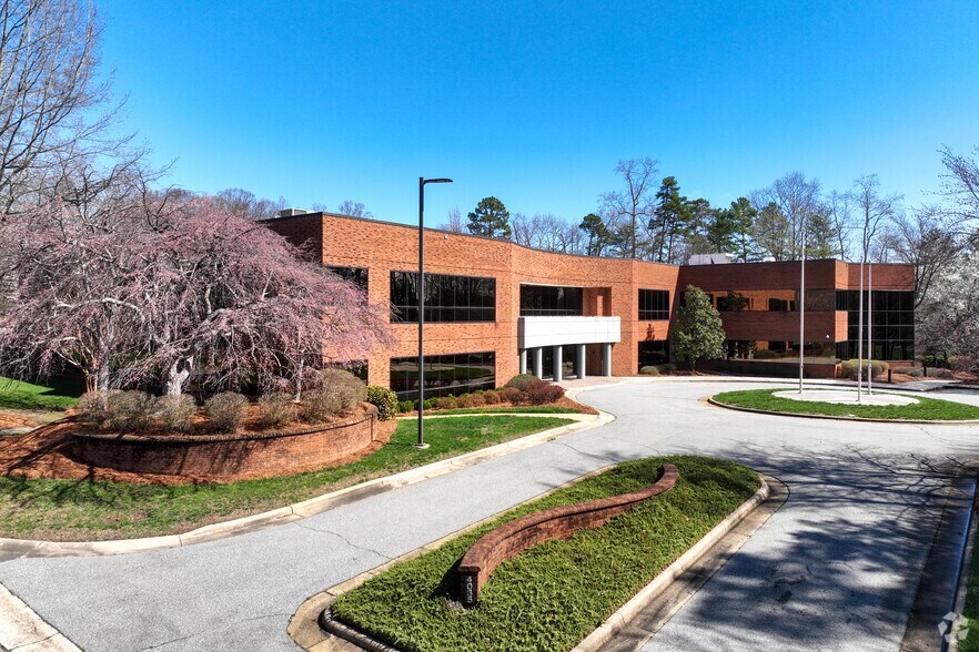4035 Piedmont Pky, High Point, NC à vendre - Photo de l’immeuble – Image 2 sur 6