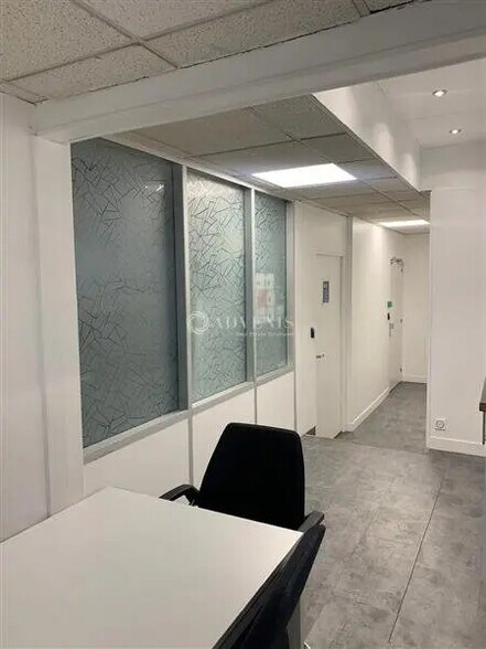 Bureau dans Croissy-Beaubourg à vendre - Photo de l’immeuble – Image 1 sur 12