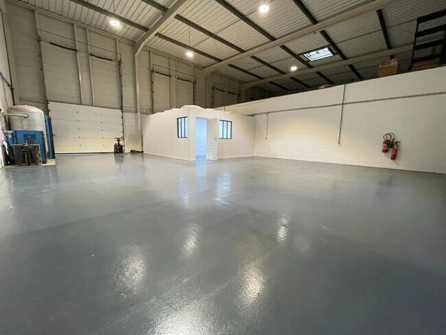 Plus de détails pour Local d'activités à louer