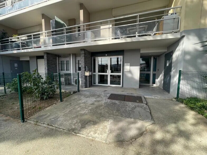 Bureau dans Saint-Laurent-du-Var à louer - Photo de l’immeuble – Image 1 sur 3