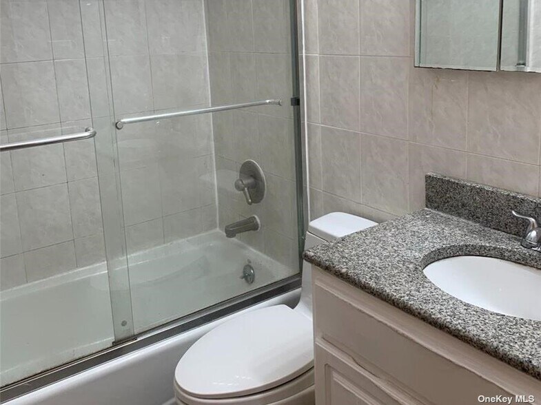 142-05 45th Ave, Flushing, NY à vendre - Photo de l’immeuble – Image 2 sur 6