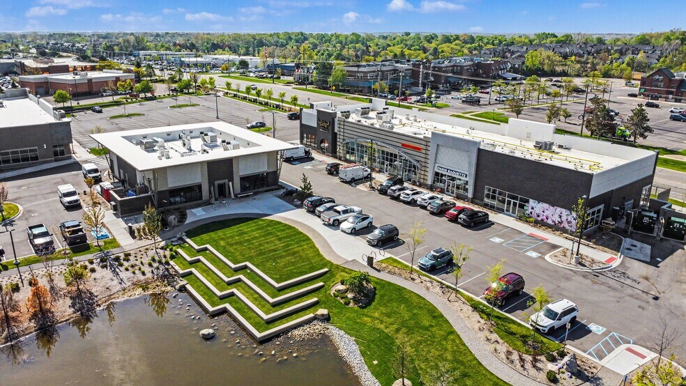 42750 Grand River Ave, Novi, MI à louer - Photo de l’immeuble – Image 2 sur 4