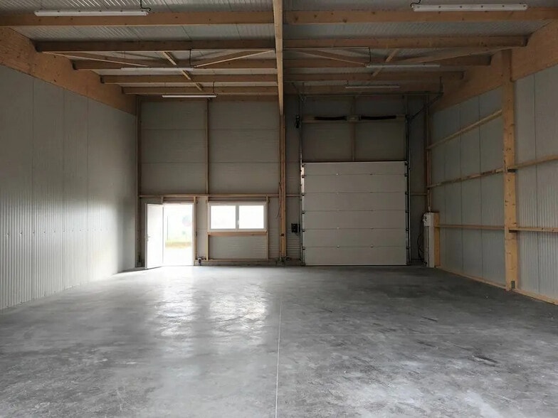 Local d’activités dans Saint-Léonard à louer - Photo de l’immeuble – Image 3 sur 4