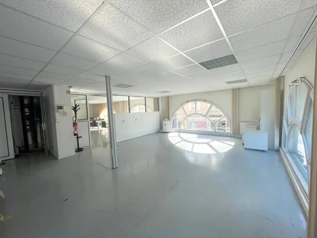 Plus de détails pour Rue Du 8 Mai 1945, Poissy - Bureau à louer