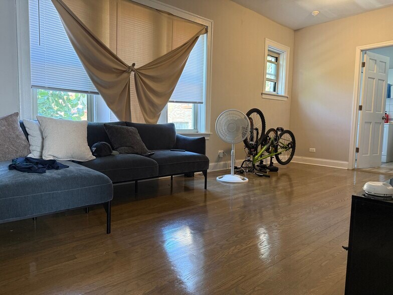 1625 W Greenleaf Ave, Chicago, IL à vendre - Photo de l’immeuble – Image 3 sur 7