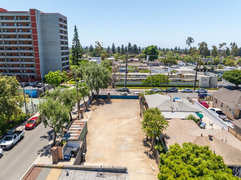 208 N Olive St, Santa Ana, CA à vendre - Photo de l’immeuble – Image 3 sur 5