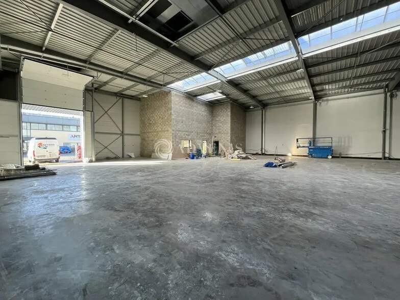 Local d’activités dans Le Mesnil-Amelot à louer - Photo de l’immeuble – Image 3 sur 7