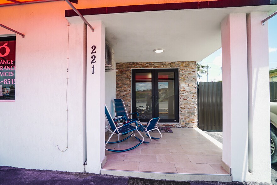 221 E 9th St, Hialeah, FL à vendre - Photo de l’immeuble – Image 3 sur 48