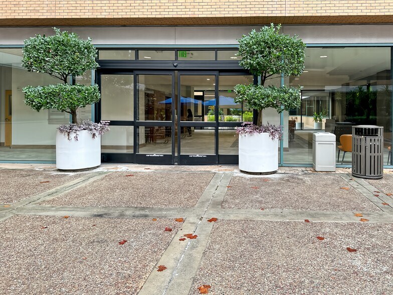 800 W El Camino Real, Mountain View, CA à louer - Photo de l’immeuble – Image 3 sur 15