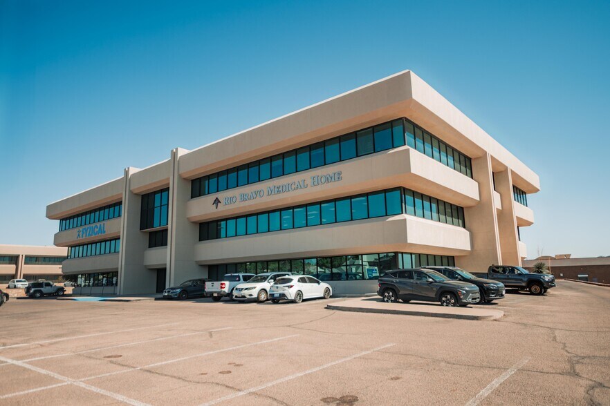 10460 Vista Del Sol Dr, El Paso, TX à louer - Photo de l’immeuble – Image 1 sur 14