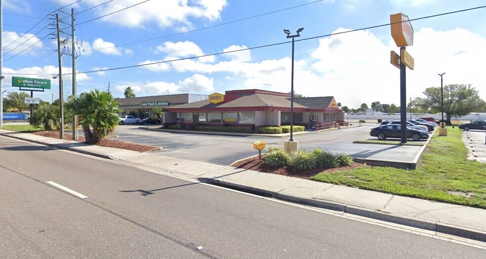 940 Missouri Ave N, Largo, FL à vendre - Photo de l’immeuble – Image 2 sur 10