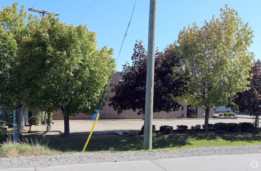 380 Dewitt Rd, Hamilton, ON à louer - Photo de l’immeuble – Image 2 sur 2