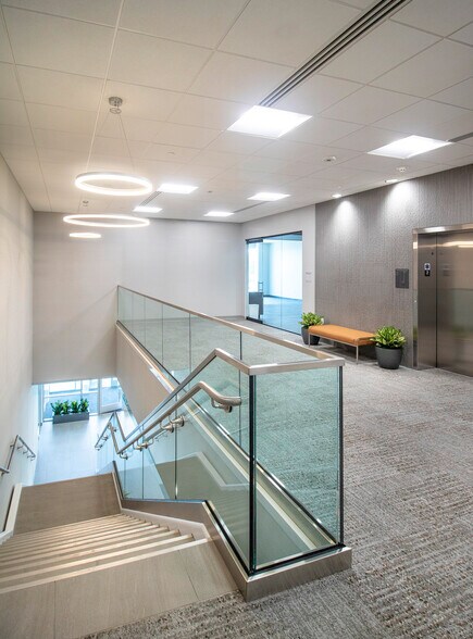 800 N Mayfair Rd, Wauwatosa, WI à louer - Hall d’entrée – Image 3 sur 4
