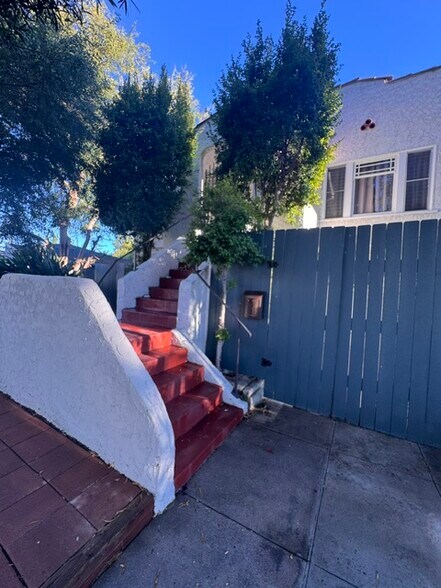 2400 Merton Ave, Los Angeles, CA à vendre - Photo de l’immeuble – Image 3 sur 7