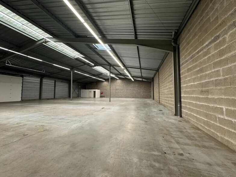 Industriel/Logistique dans Tours à vendre - Photo de l’immeuble – Image 3 sur 9