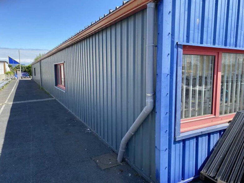 Local d’activités dans Ouistreham à louer - Photo de l’immeuble – Image 1 sur 3