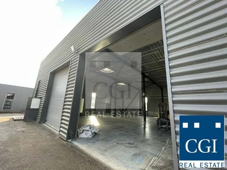 Local d’activités dans Le Grand-Lemps à louer - Photo de l’immeuble – Image 2 sur 6