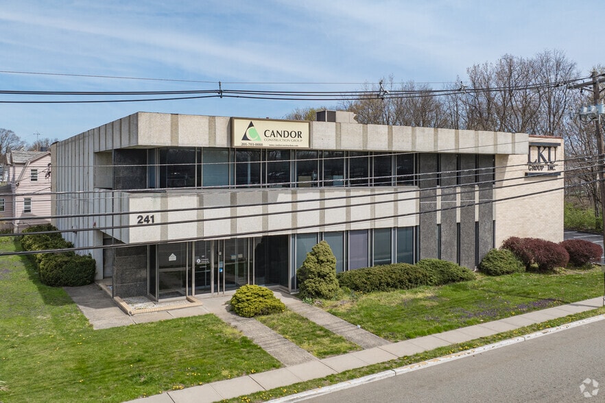 241 Molnar Dr, Elmwood Park, NJ à louer - Photo principale – Image 1 sur 19