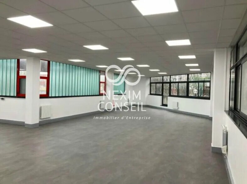 Bureau dans Saint-Denis à louer - Photo de l’immeuble – Image 2 sur 15