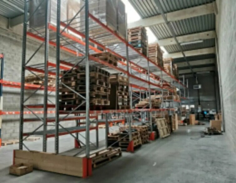 Local d’activités dans Coignières à louer - Photo de l’immeuble – Image 2 sur 3