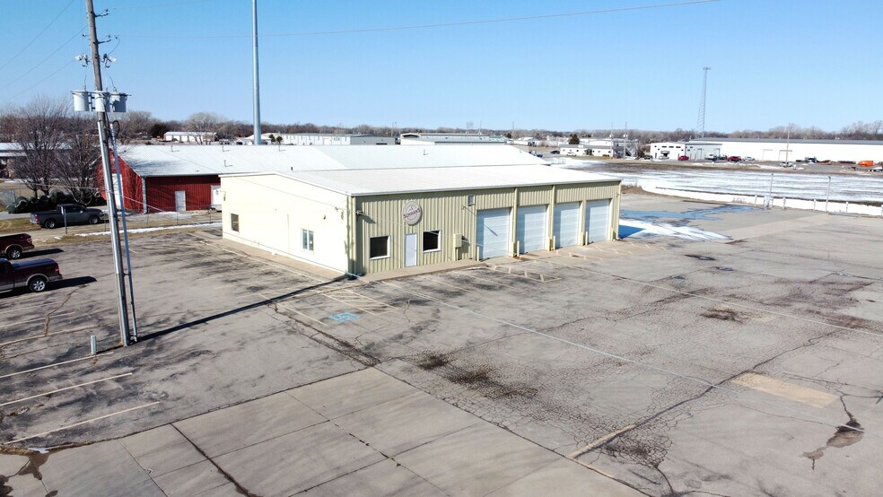 300 W Industrial St, Valley Center, KS à louer - Photo de l’immeuble – Image 1 sur 6