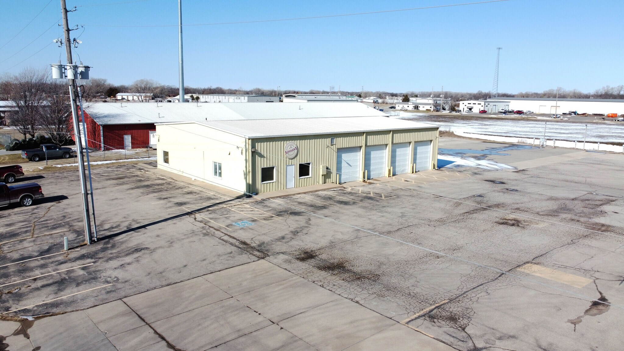 300 W Industrial St, Valley Center, KS à louer Photo de l’immeuble– Image 1 sur 7