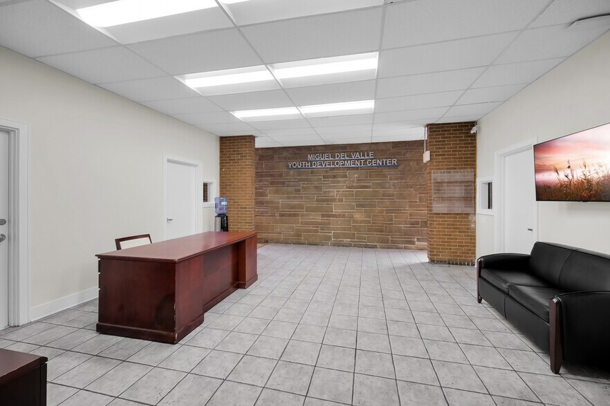 3909 W Fullerton Ave, Chicago, IL à vendre - Photo de l’immeuble – Image 3 sur 15