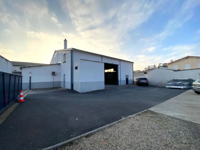Local d’activités dans Grigny à louer - Photo de l’immeuble – Image 1 sur 9
