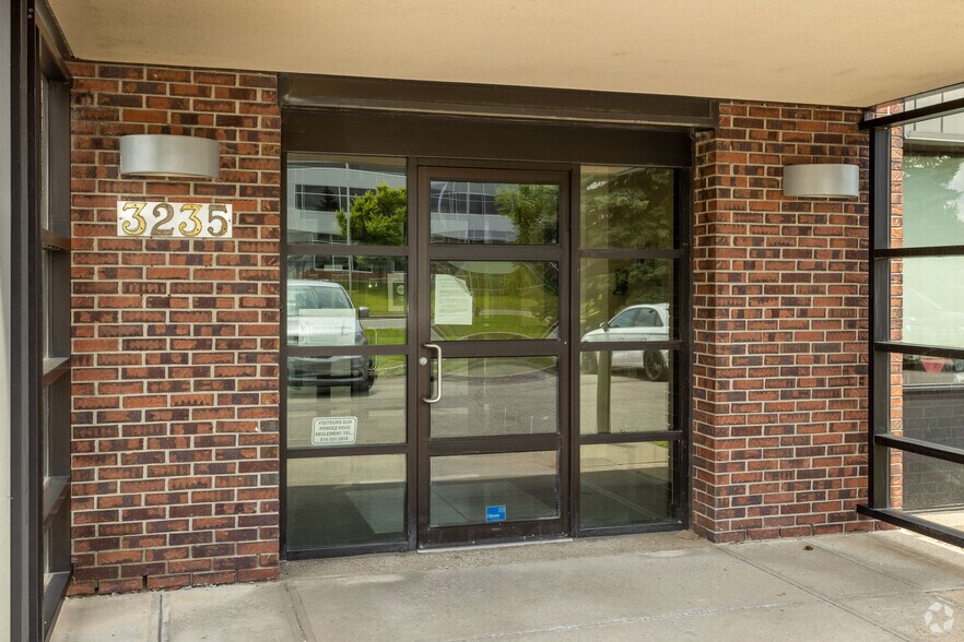 3235 Rue Guénette, Montréal, QC à louer - Photo de l’immeuble – Image 3 sur 7