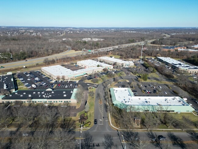 Plus de détails pour 800-880 Town Center Dr, Langhorne, PA - Différents types d’espaces à louer
