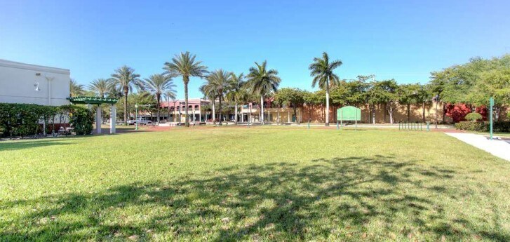 15401 NW 67th Ave, Hialeah, FL à louer Photo de l’immeuble– Image 1 sur 2