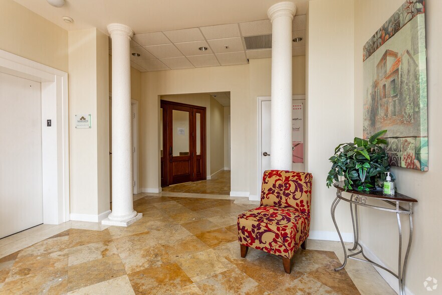 9150 Galleria Ct, Naples, FL à vendre - Hall d’entrée – Image 2 sur 5
