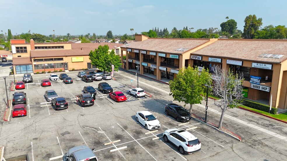 515-525 N Azusa Ave, La Puente, CA à louer - Photo de l’immeuble – Image 2 sur 12