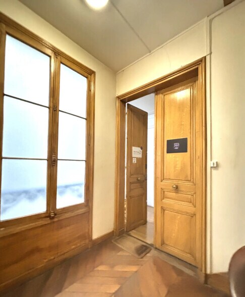 16 Rue Bleue, Paris à louer - Photo de l’immeuble – Image 3 sur 7