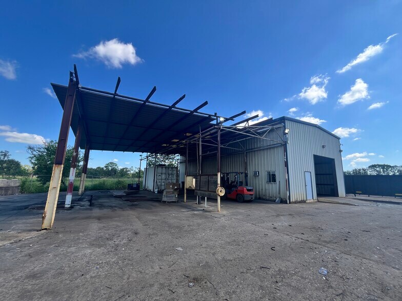 513 Moffet Rd, Clute, TX à vendre - Photo de l’immeuble – Image 2 sur 8