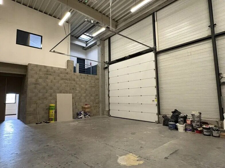 Local d’activités dans Saint-Quentin-Fallavier à louer - Photo de l’immeuble – Image 1 sur 11