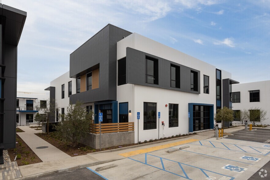 3001 N Hollywood Way, Burbank, CA à louer - Photo de l’immeuble – Image 2 sur 6