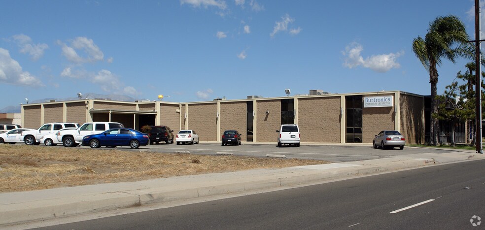 216 S Arrowhead Ave, San Bernardino, CA à louer - Photo de l’immeuble – Image 2 sur 7
