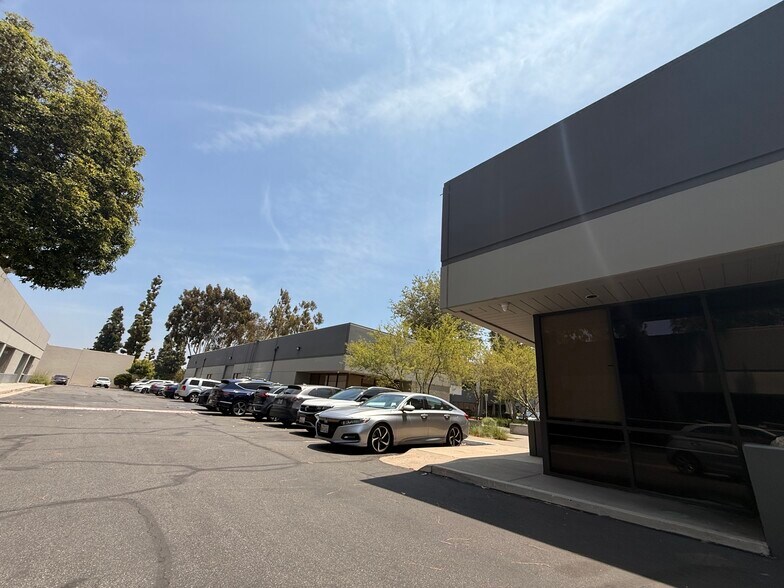 11721 Telegraph Rd, Santa Fe Springs, CA à louer - Photo de l’immeuble – Image 3 sur 6