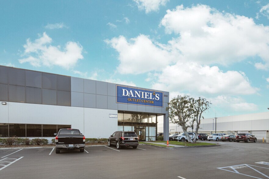 353 N Euclid Way, Anaheim, CA à louer - Photo de l’immeuble – Image 2 sur 7