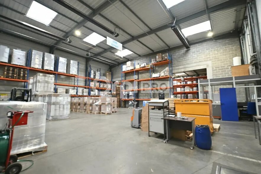 Local d'activités dans Miribel à vendre - Photo de l’immeuble – Image 3 sur 12