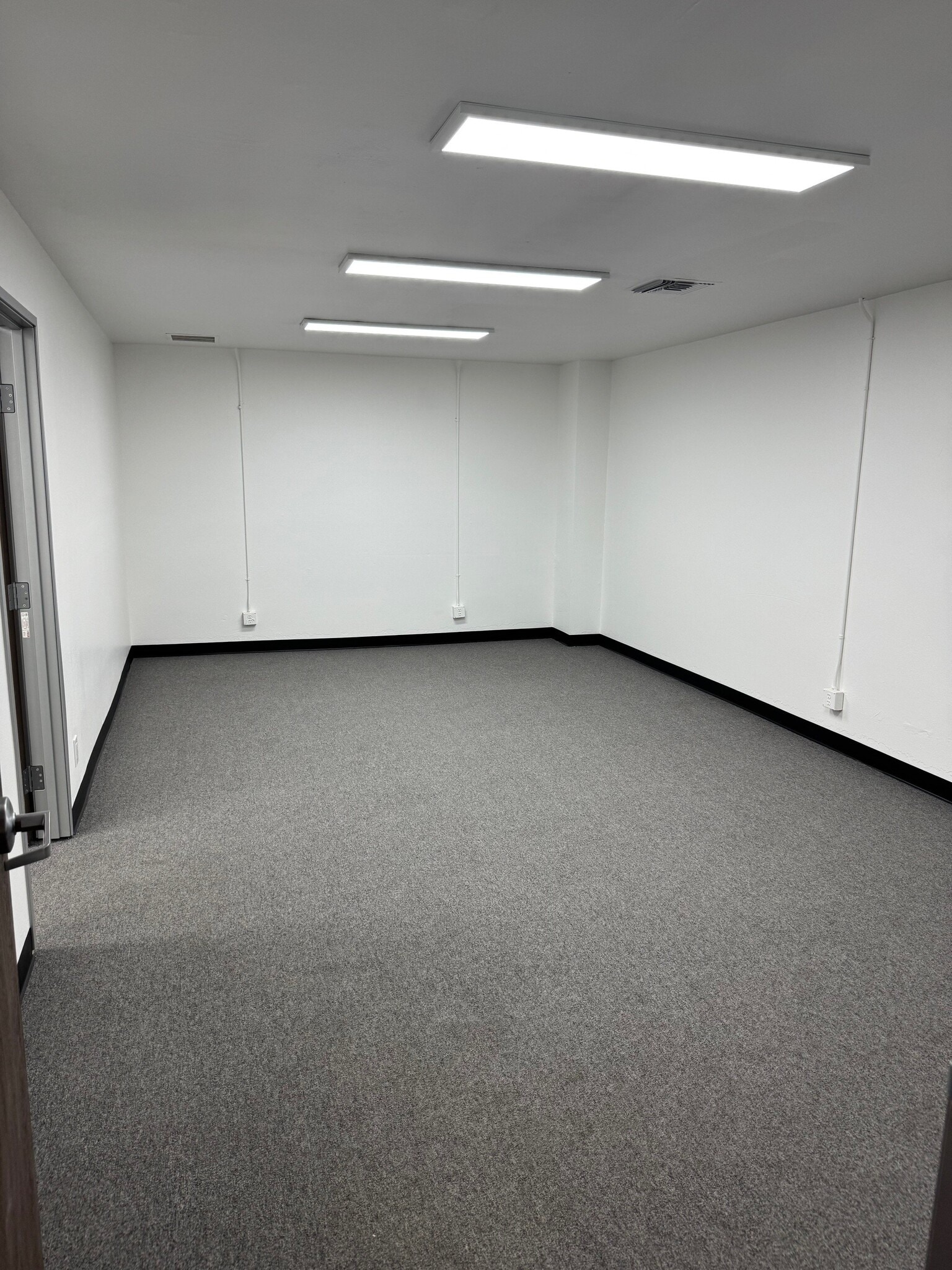 16312 Garfield Ave, Paramount, CA à louer Photo de l’immeuble– Image 1 sur 9