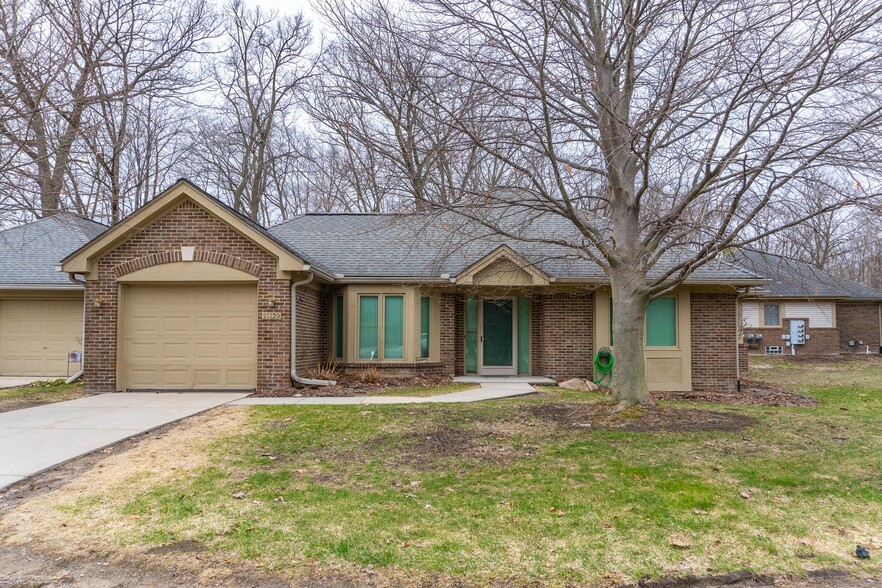 21329 Mulberry Ct, Farmington Hills, MI à vendre - Photo de l’immeuble – Image 2 sur 23