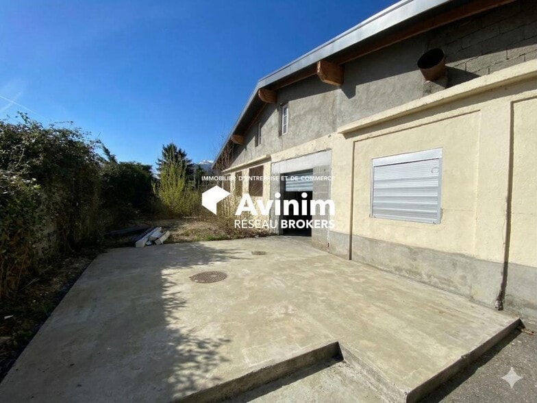 Local d'activités dans Échirolles à vendre - Photo de l’immeuble – Image 2 sur 8