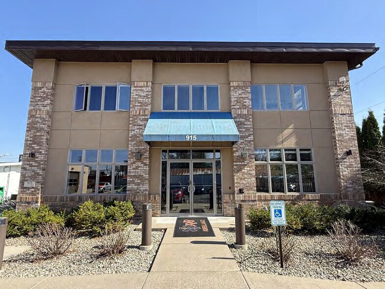 915 Haywood Dr, Madison, WI à vendre - Photo de l’immeuble – Image 2 sur 14