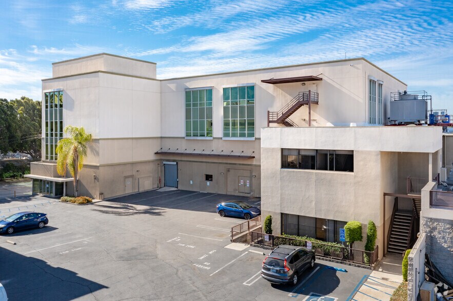 145 N Altadena Dr, Pasadena, CA à louer - Photo de l’immeuble – Image 2 sur 6